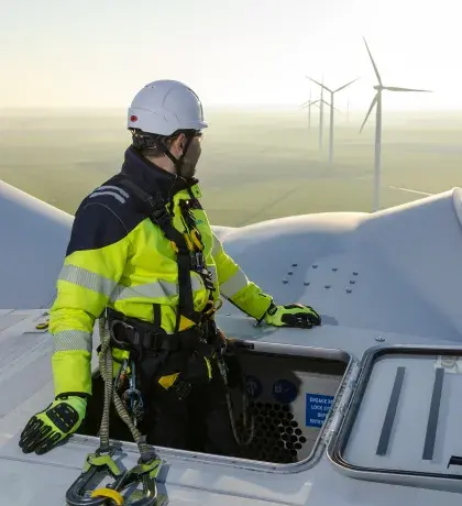 Technicien sur toit d'éolienne