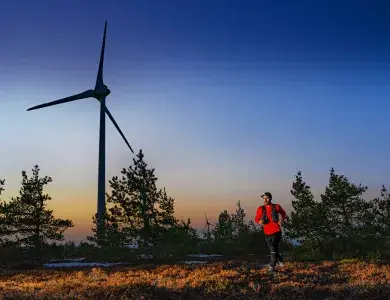 Joggeur et éolienne