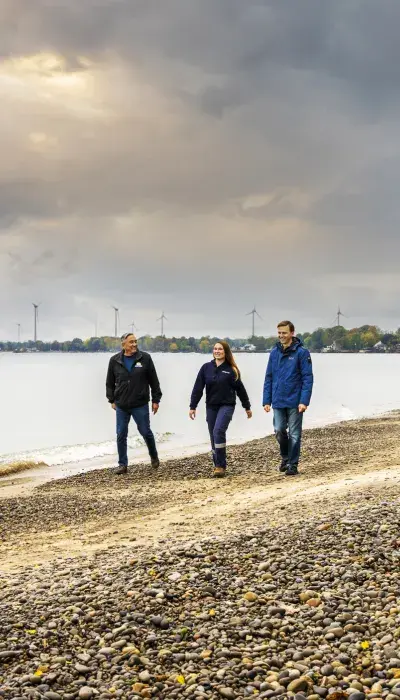 Collaborateurs boralex et personne des Six Nations marchant sur la plage