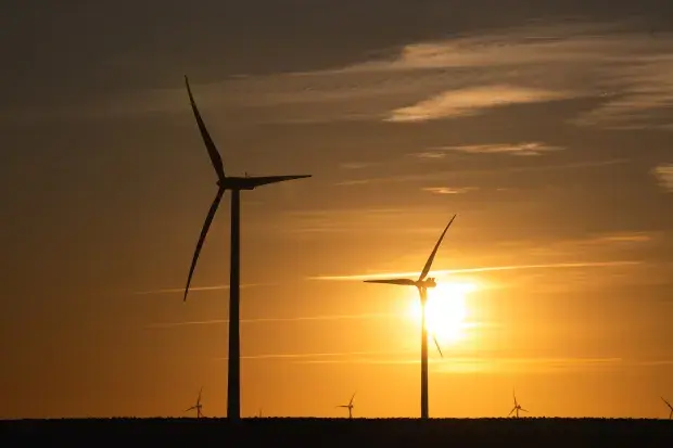 Parc éolien du Grand Camp au couché de soleil exploité par Boralex